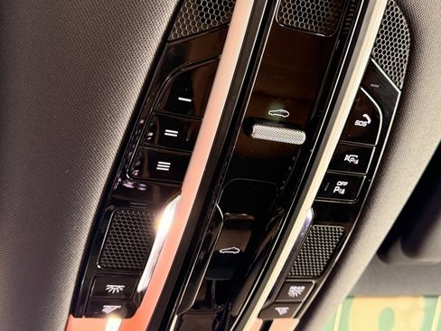 Used 2019 Porsche Cayenne image 28