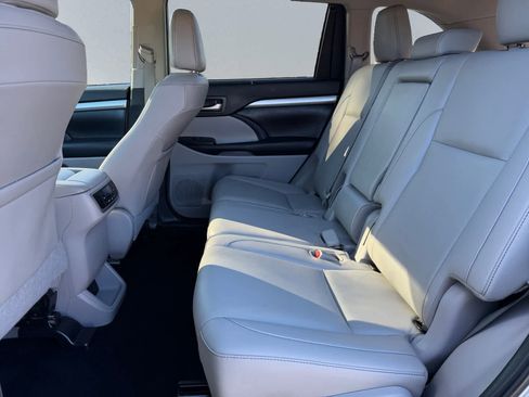 Used 2019 Toyota Highlander XLE image 18