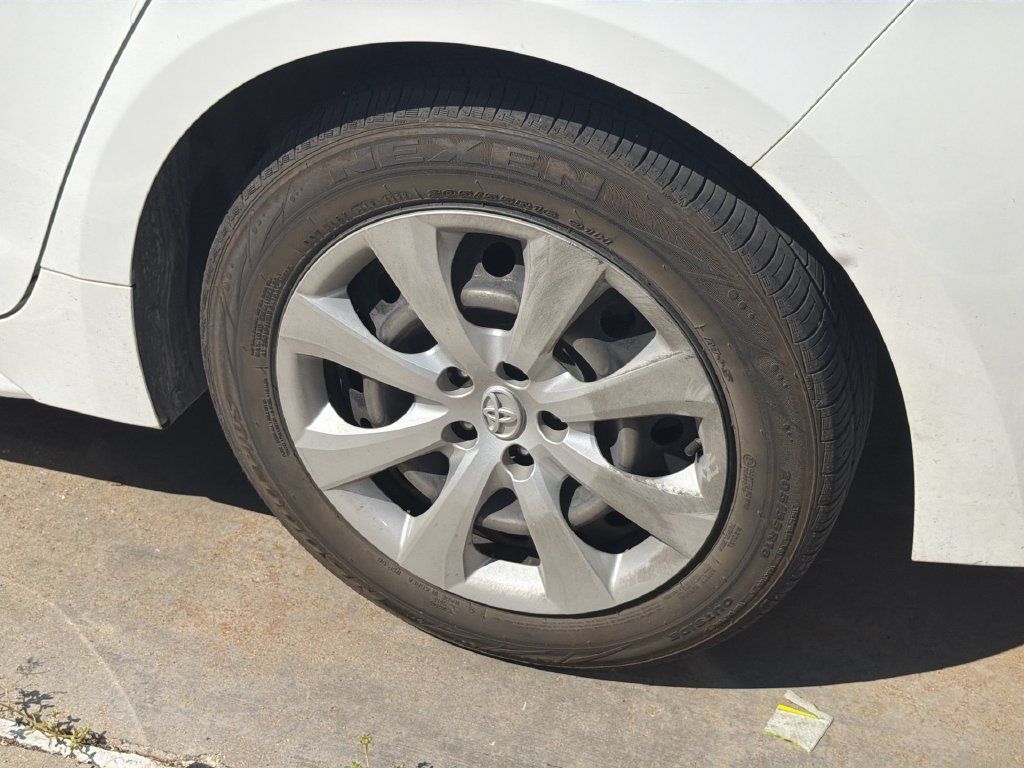 Used 2020 Toyota Corolla LE FWD image 5