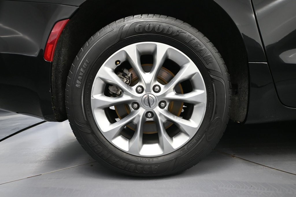 Used 2023 Chrysler Pacifica Touring-L AWD/4WD image 11