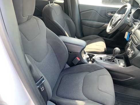 Used 2019 Jeep Cherokee Latitude w/ Popular Appearance Group FWD image 25