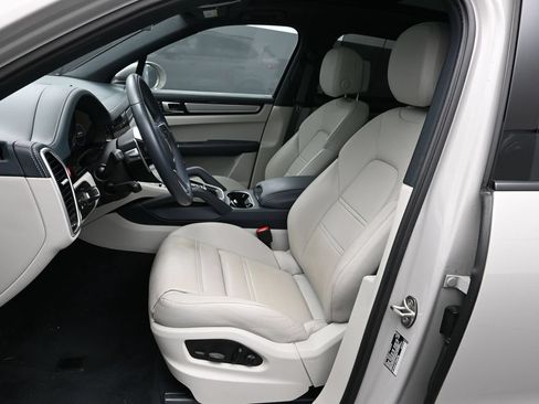 Certified 2023 Porsche Cayenne Platinum Edition AWD/4WD image 5