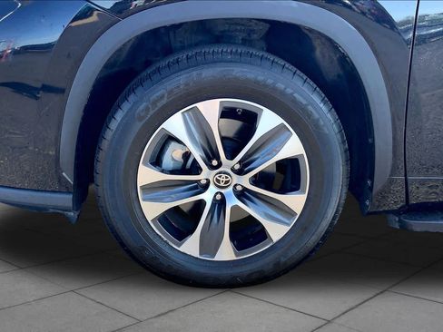 Used 2023 Toyota Highlander XLE FWD image 11