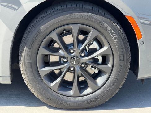 Used 2024 Chrysler Pacifica Select image 8