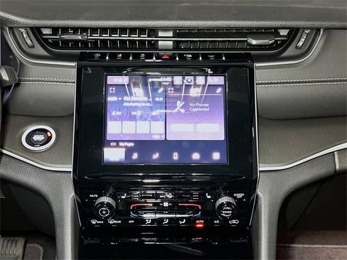 New 2025 Jeep Grand Cherokee Altitude image 9