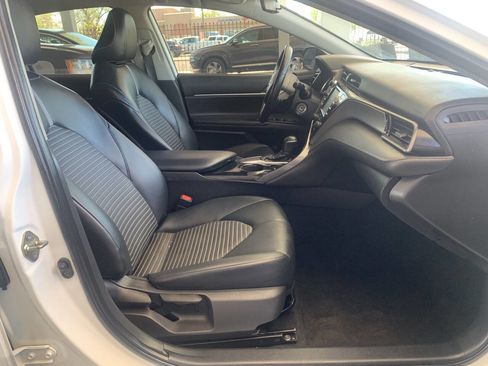 Used 2020 Toyota Camry SE w/ Carpet Mat Package image 7