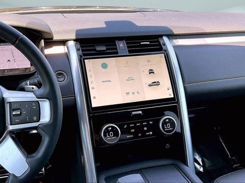 Used 2024 Land Rover Discovery Dynamic SE AWD/4WD image 6