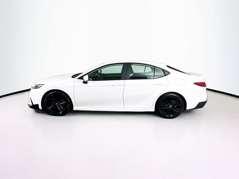 Used 2025 Toyota Camry SE image 4