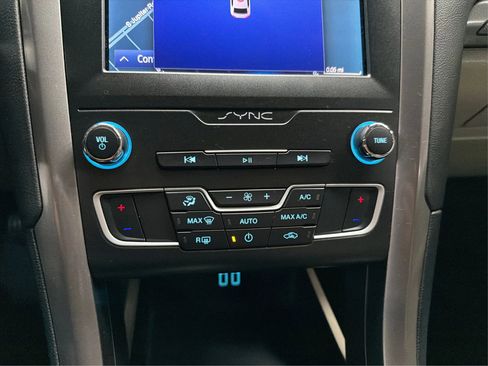 Used 2020 Ford Fusion SE FWD image 19