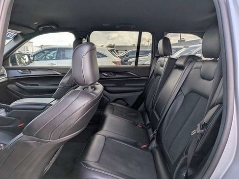 Used 2025 Jeep Grand Cherokee Altitude AWD/4WD image 12