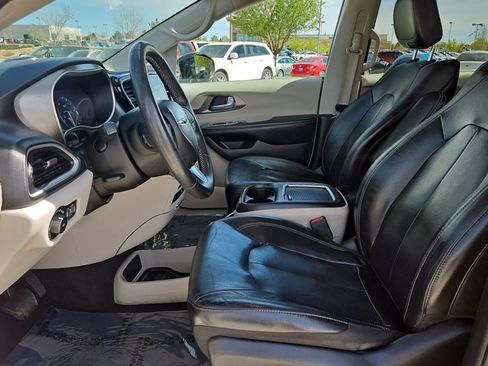 Used 2022 Chrysler Pacifica Touring-L FWD image 16