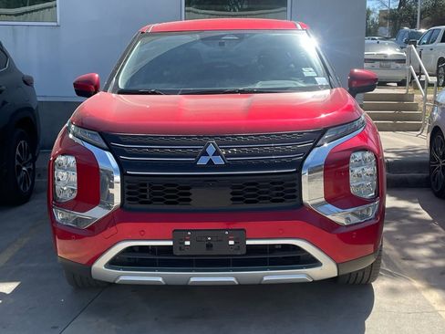 Used 2024 Mitsubishi Outlander SE image 2