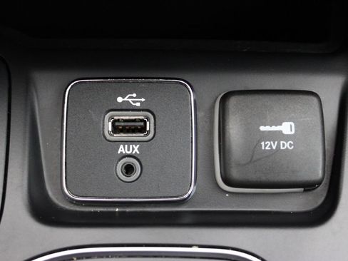 Used 2019 Jeep Cherokee Latitude Plus w/ Comfort/Convenience Group AWD/4WD image 20