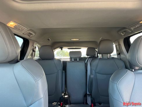 Certified 2024 Toyota Sienna XLE FWD image 32