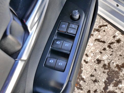 Used 2020 Toyota Camry SE image 19