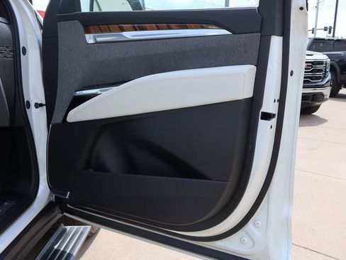 Certified 2025 Cadillac Escalade Premium Luxury Platinum image 12