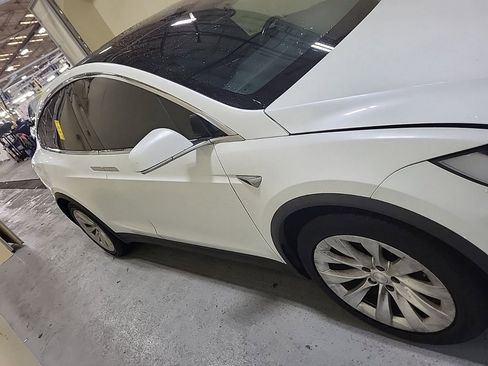 Used 2020 Tesla Model X Long Range image 3