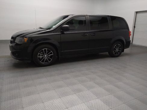 Used 2018 Dodge Grand Caravan SE image 2