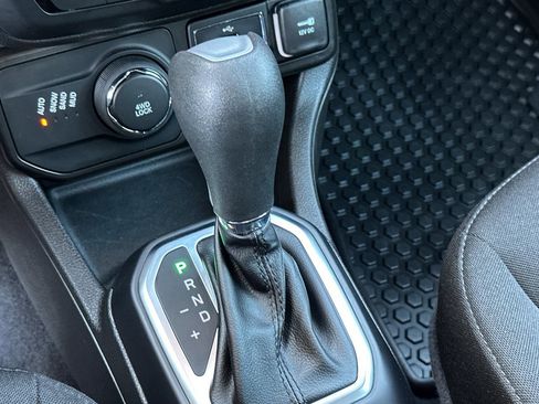 Used 2023 Jeep Renegade Latitude image 23