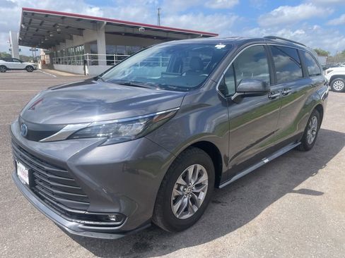 Used 2025 Toyota Sienna XLE image 3