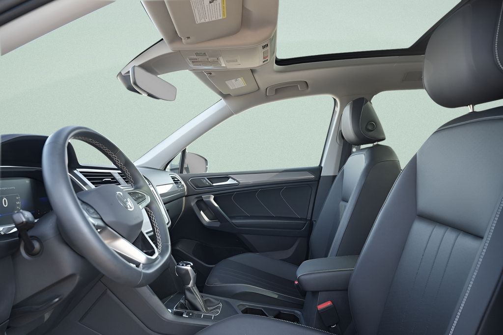 Used 2023 Volkswagen Tiguan SE w/ Panoramic Sunroof Package FWD image 25