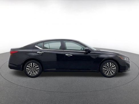 Used 2025 Nissan Altima 2.5 SV FWD image 13