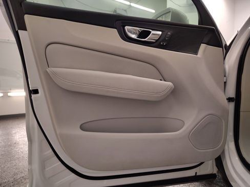 Used 2018 Volvo XC60 T5 Momentum w/ Vision Package image 19