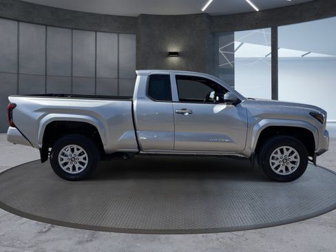 Used 2026 Toyota Tacoma SR5 AWD/4WD image 7