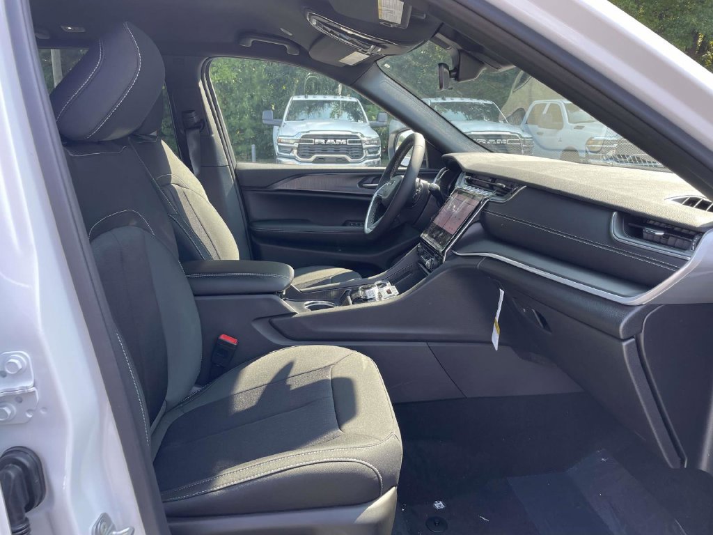 New 2027 Jeep Grand Cherokee Laredo AWD/4WD image 16