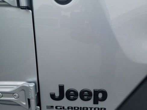Used 2024 Jeep Gladiator Sport AWD/4WD image 7