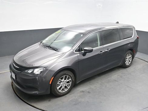 Used 2023 Chrysler Voyager LX image 25
