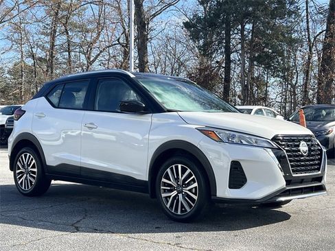 Used 2023 Nissan Kicks SV image 2