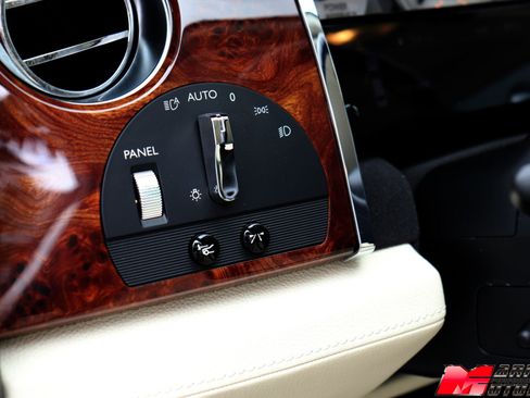 Used 2010 Rolls-Royce Ghost image 27