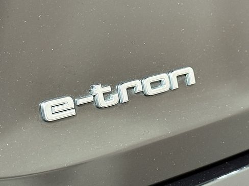 Used 2022 Audi e-tron Premium w/ Convenience Plus Package AWD/4WD image 10