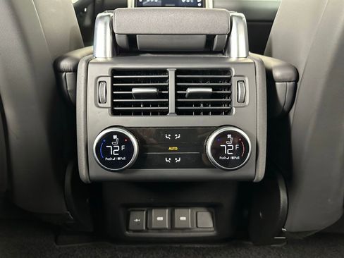 Used 2023 Land Rover Discovery Metropolitan Edition image 38