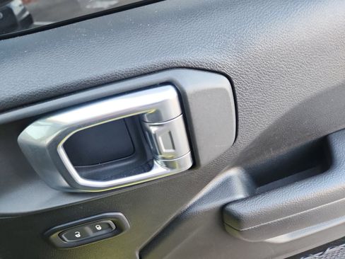 Used 2023 Jeep Gladiator Rubicon w/ Cold Weather Group image 17