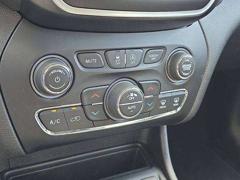 Used 2021 Jeep Cherokee Latitude Lux w/ Comfort/Convenience Group AWD/4WD image 25