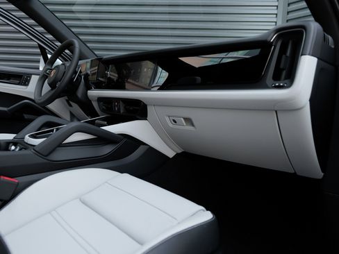 New 2025 Porsche Cayenne S image 26