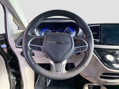 Used 2023 Chrysler Pacifica Touring-L image 11