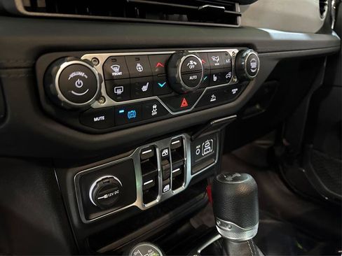 Used 2025 Jeep Wrangler Unlimited Sahara image 22