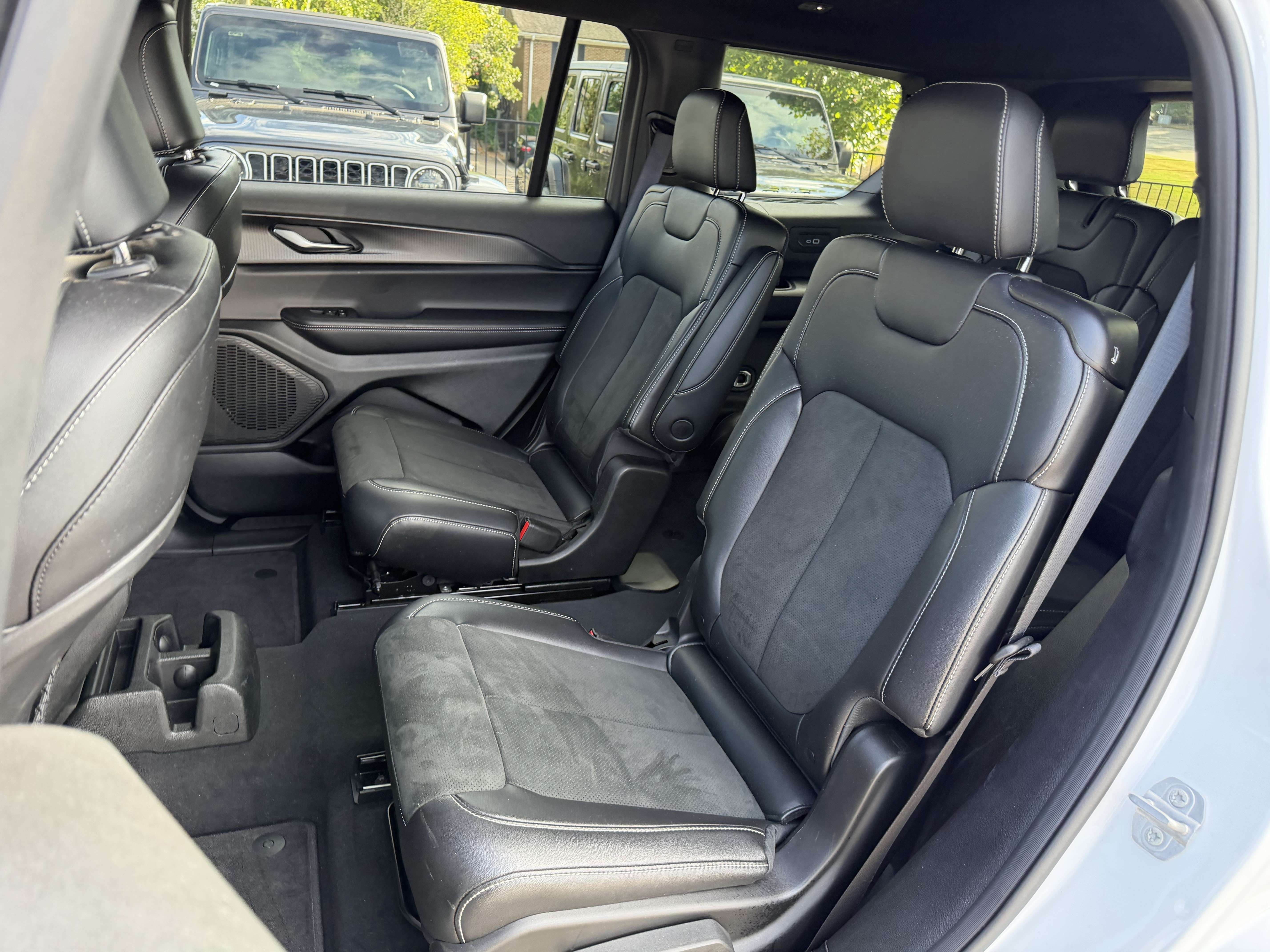 Used 2025 Jeep Grand Cherokee L Altitude AWD/4WD image 33