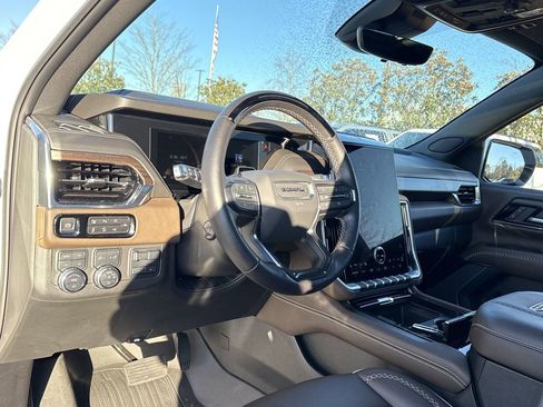 Used 2025 GMC Yukon Denali Ultimate image 7