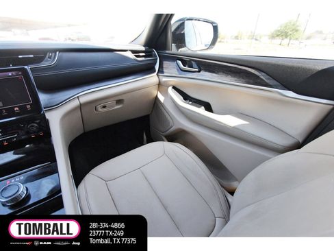 Used 2023 Jeep Grand Cherokee L Limited w/ Black Appearance Package image 11