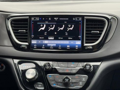 Used 2025 Chrysler Pacifica Select image 17