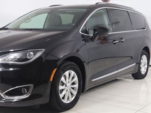 Used 2018 Chrysler Pacifica Touring-L FWD image 52