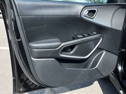 Used 2025 Kia Soul LX w/ LX Technology Package FWD image 18