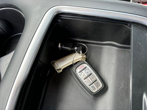 Used 2024 Chrysler Pacifica Touring-L image 25