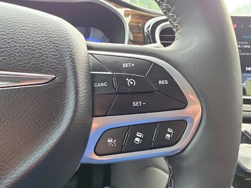 Used 2023 Chrysler Pacifica Limited FWD image 12