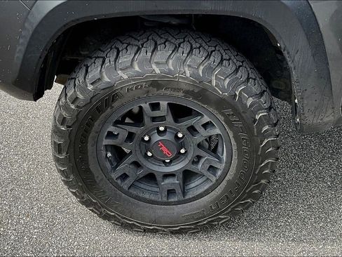 Used 2019 Toyota Tacoma TRD Off-Road w/ Technology Package image 9