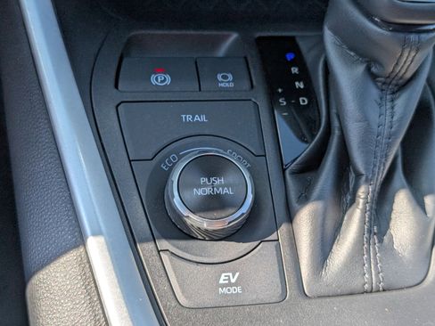 Used 2022 Toyota RAV4 SE image 25